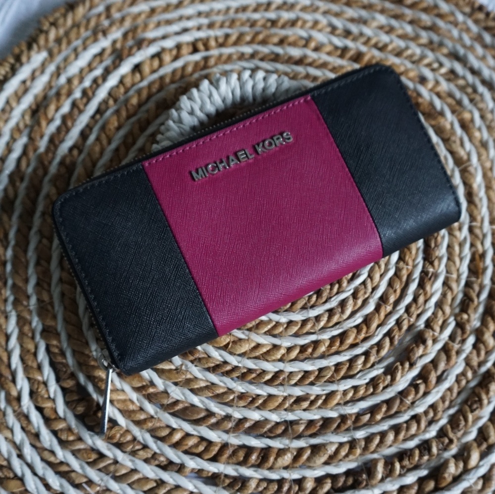 Michael Kors 2 Toned Wallet 💜💙
